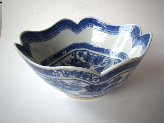 A fine early 19th century Chinese Export Porcelain Nanking Cut-Corner Bowl circa 1820 — image 2